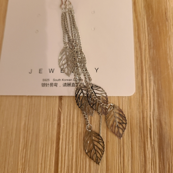 🍃🍃NEW🍃🍃Gorgeous Threaded Leaf Dangle Earrings in SILVER - Picture 11 of 13